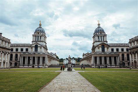 Tower Hill to Greenwich via Wapping and Canary Wharf to Cutty Sark Greenwich.