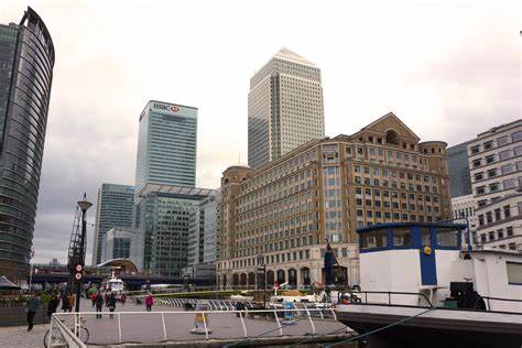 Gardens, Lights, History and Art stroll around Canary Wharf - with Tina