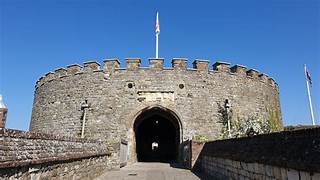 Coastal walk by the sea, Deal castle to Walmar castle- day out with Tina
