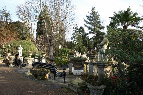STEP INTO AN ENGLISH GARDEN TO CELEBRATE SPRING
