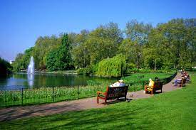 NEW! Stroll around Hyde Park and visit the Serpentine Gallery with Carmina