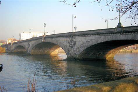 Leafy Chiswick then along the Thames to Kew Bridge