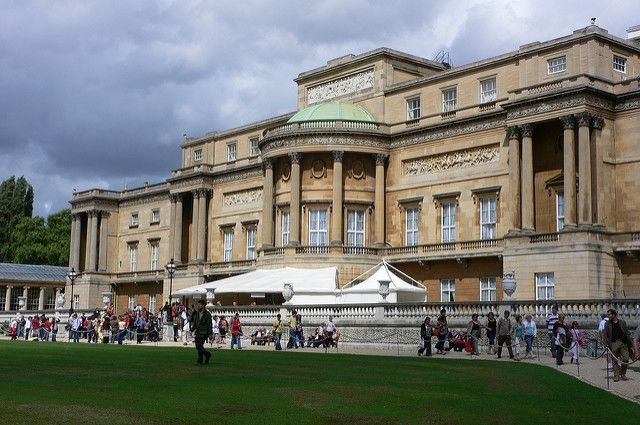 PICNIC LIKE A ROYAL IN THE BUCKINGHAM PALACE GARDENS