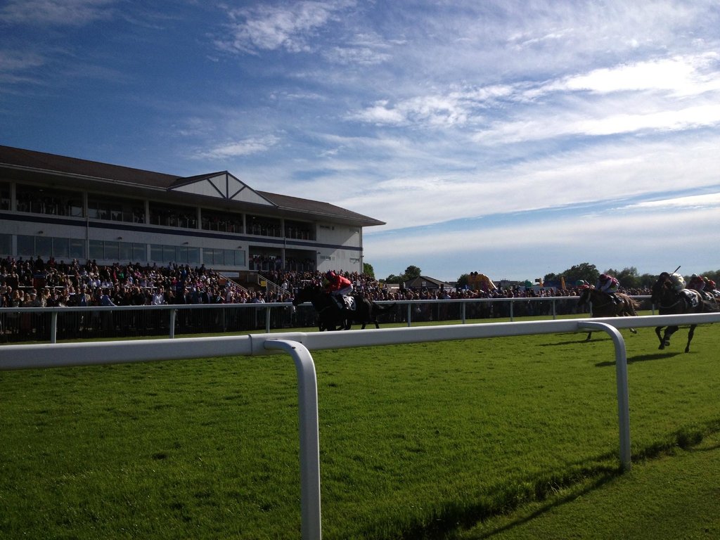 ANYONE FOR A FLUTTER? AN EVENING AT THE RACES IN WINDSOR