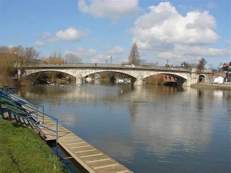 Staines Rail Station to Shepperton Rail Station following the Thames Path.