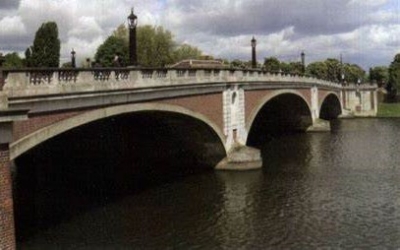 Shepperton to Hampton Court exploring the Thames Path {walking dist 6.5 miles}