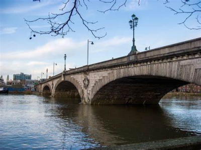 Kew Bridge to Twickenham walking along the River Thames approx 5 miles