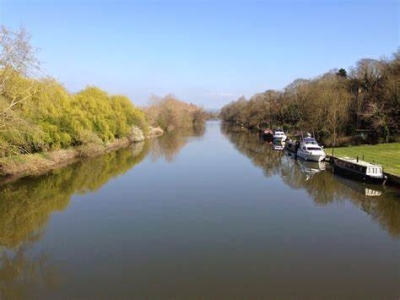 Windsor & Eton Riverside to Staines, walking along the River Thames